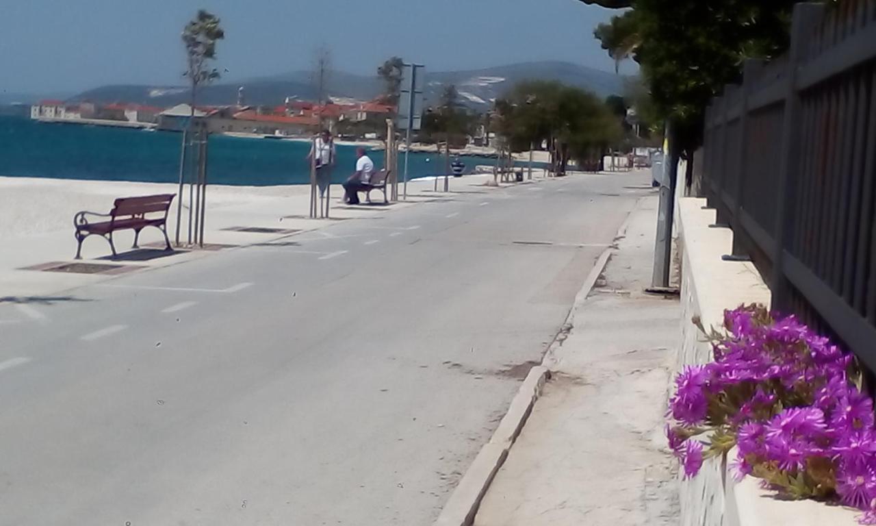 Apartman Ll S Pogledom I Izmedu Splita I Trogira Su Kastela Dalmacija Hrvatska Екстер'єр фото