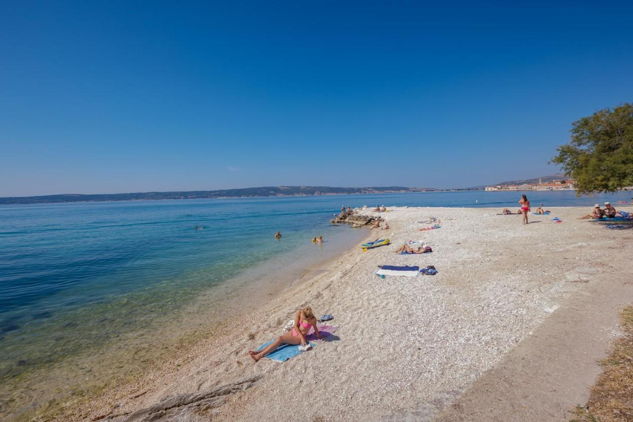 Apartman Ll S Pogledom I Izmedu Splita I Trogira Su Kastela Dalmacija Hrvatska Екстер'єр фото