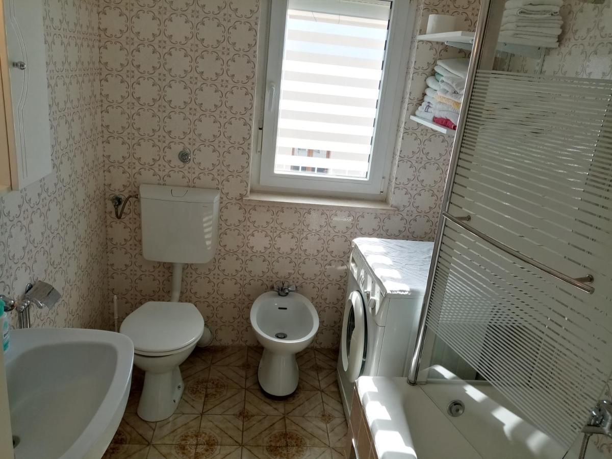 Apartman Ll S Pogledom I Izmedu Splita I Trogira Su Kastela Dalmacija Hrvatska Екстер'єр фото