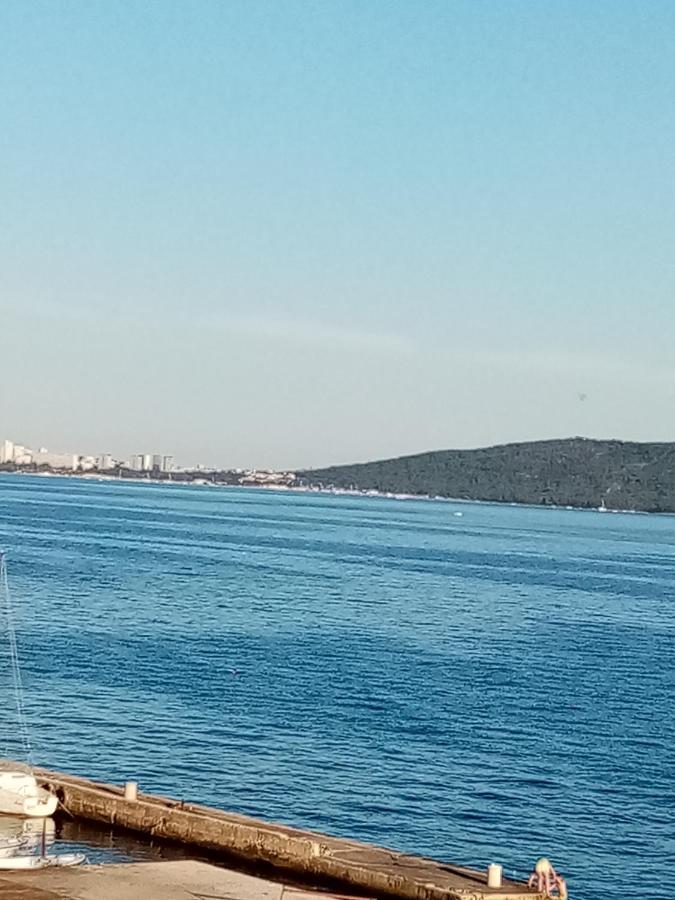 Apartman Ll S Pogledom I Izmedu Splita I Trogira Su Kastela Dalmacija Hrvatska Екстер'єр фото