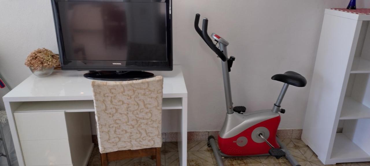 Apartman Ll S Pogledom I Izmedu Splita I Trogira Su Kastela Dalmacija Hrvatska Екстер'єр фото